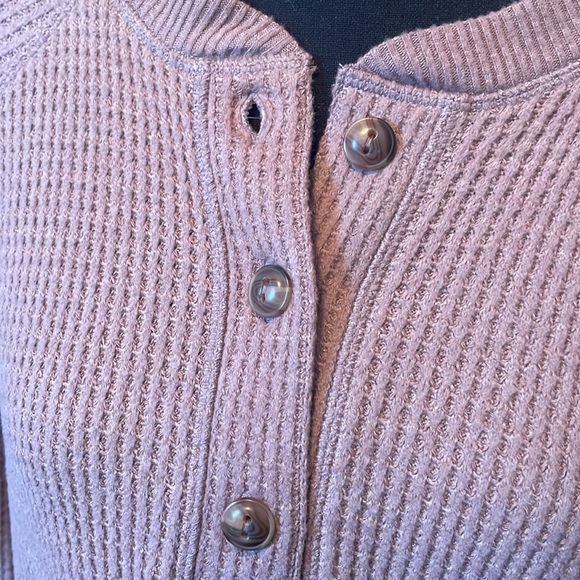 Old Navy waffle top, 3 button, mauve colored, women’s Medium - Picture 2 of 7